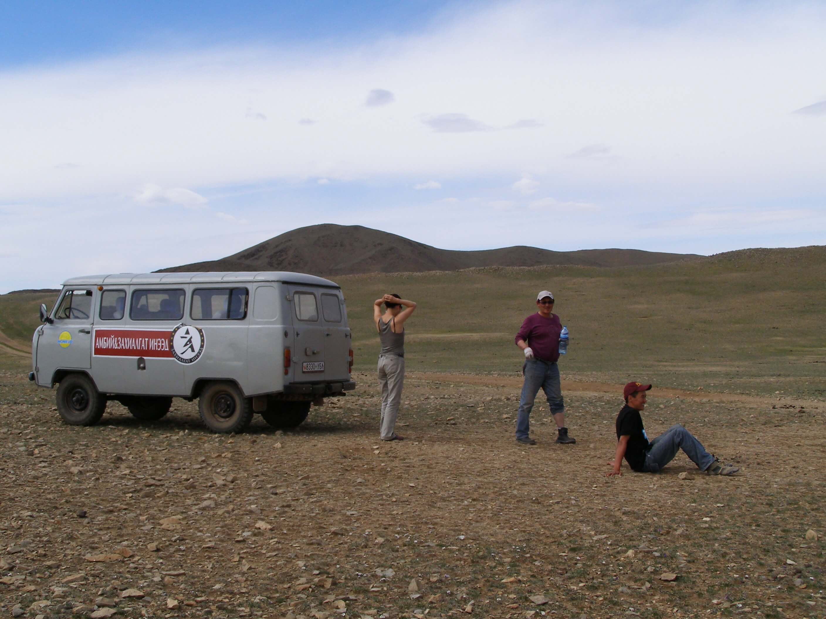 mongolie, onderweg met gids en groep.jpg